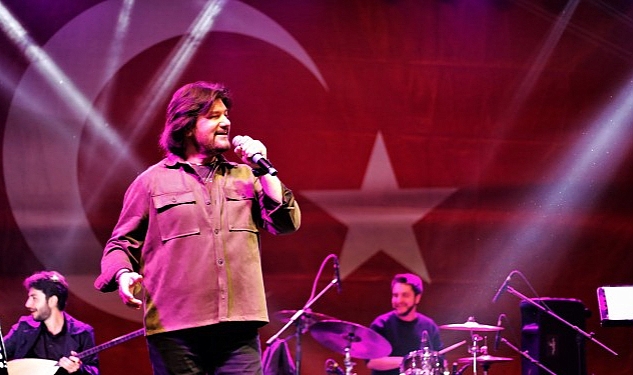 Nevşehir Belediyesi tarafından düzenlenen konserde Ahmet Şafak, seslendirdiği birbirinden güzel