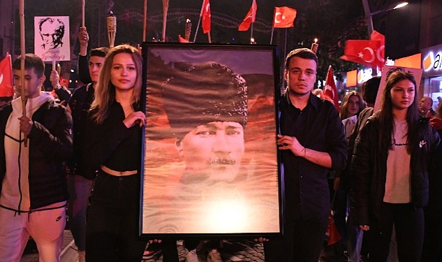 Lüleburgaz’da 18 Mayıs akşamı gerçekleştirilen geleneksel hale gelen “Bağımsızlık Yürüyüşünde”