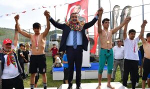 Çukurova Belediyesi’nce düzenlenen 19. Geleneksel Salbaş Karakucak Güreşlerinde Mehmet Çelebi