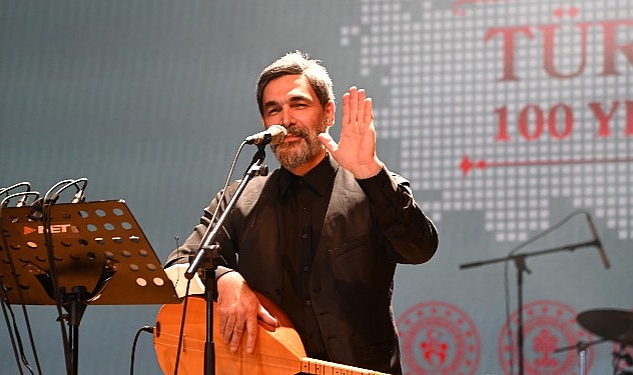 Selçuklu’da Uğur Işılak rüzgarı esti Üstad Necip Fazıl Kısakürek’i anma etkinliğinde sahne alan sanatçı Uğur