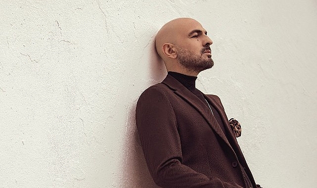 Türkiye'nin sevilen sanatçılarından Soner Sarıkabadayı, yepyeni şarkısı "Seviyo muyuz?" ile