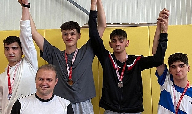 Osmangazi Belediyespor Taekwondo Takımı sporcuları, Bursa’da düzenlenen 19 Mayıs Gençlik