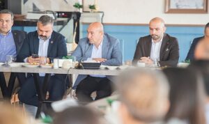 İzmir Büyükşehir Belediye Başkanı Tunç Soyer, siyasi partilerin İzmir İl