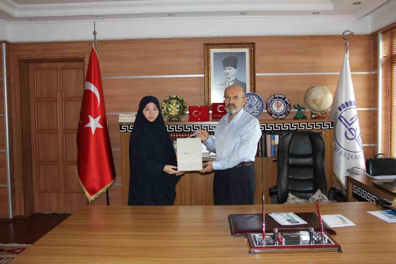Bolu’da Kırgızistan uyruklu öğrenci Aycan Aharbaeva, 18 saatte Kur’an-ı Kerim’i