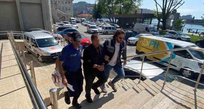 Zonguldak’ta kendisini depremzede olarak tanıtım sahte aksesuar satarak dolandırıcılık yaptığı