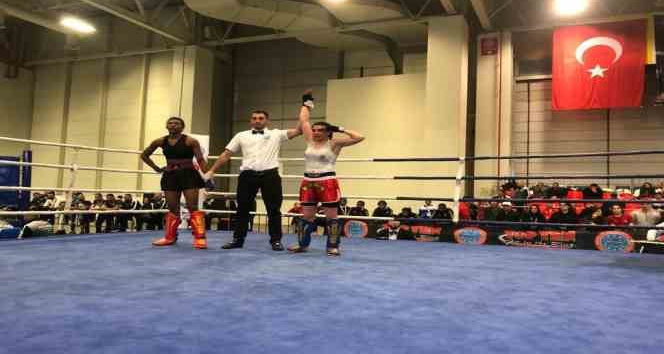 Kız çocuğu kick boks yapamaz diyenlere aldırmadı, Dünya şampiyonu oldu Gümüşhane'nin Kelkit ilçesinde yaşayan Feyzanur Azizoğlu(22), İstanbul'da yapılan 8. Turkish