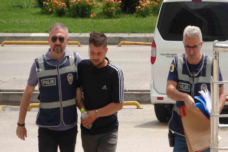 56 yaşındaki komşusunu tabanca ile vuran 20 yaşındaki genç adliyede Bolu’da tartıştığı 56 yaşındaki komşusunu tabanca ile vuran 20 yaşındaki