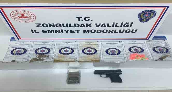 Zonguldak’ta uyuşturucu operasyonu Zonguldak’ta polis ekiplerince düzenlenen uyuşturucu operasyonunda 8 şüpheli yakalandı. Zonguldak’ta