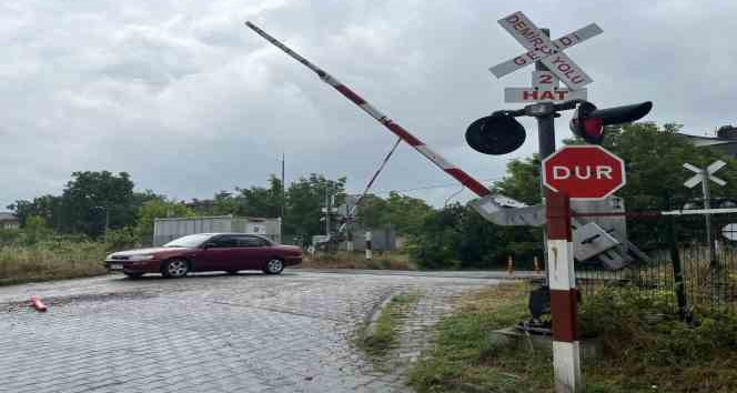 Gökçebey ve Saltukova arasındaki hemzemin geçitte kapanmayan bariyer, kazaya davetiye