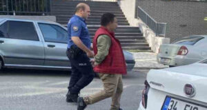 Zonguldak’ta Acılık Caddesinde kullanılmayan bir binada demir çalmaya çalışan sağır