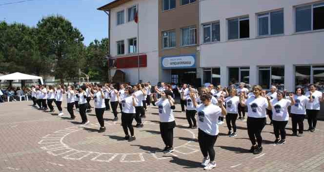 Zonguldak'ın Çaycuma ilçesinde Belediye Halkoyunları Topluluğu “Okul okul dolaşıp kültürümüzü
