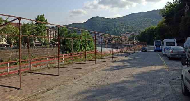 Devrek'te festival kapsamı etkinlikleri çerçevesinde alışveriş stantları kurulmaya başlandı.