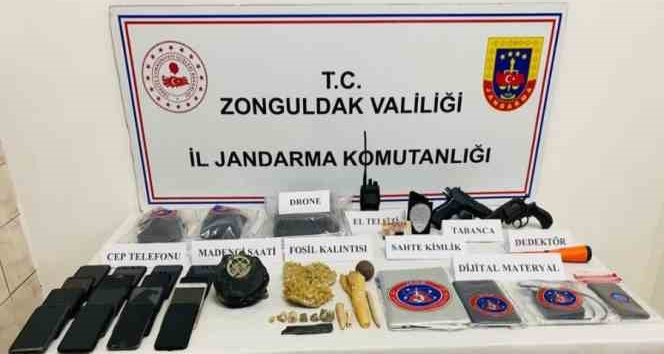 Zonguldak merkezli 9 ilde eş zamanlı operasyonda fosil kalıntıları, sikke,