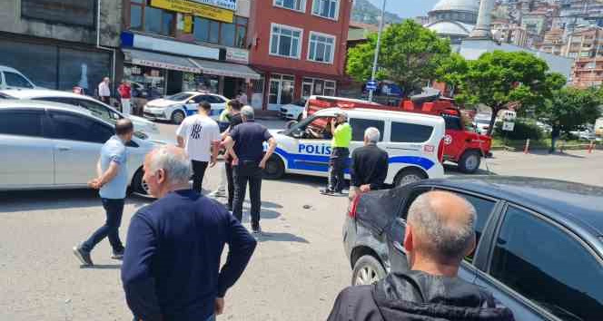 İki otomobilin çarpıştığı kazada maddi hasar oluştu Zonguldak’ta iki otomobilin otomobilin çarpışması sonucu meydana gelen trafik kazasında