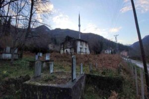 Kastamonu’nun Cide ilçesinde çatısı dahil birçok yeri yıkılan ve atıl