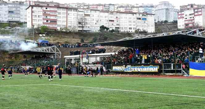 Taraftarlar yeni tribün istiyor Bin kişilik kapasitesi olan Alaplı Şehir stadyumunda oynanan iç saha