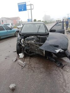 Zonguldak’ın Çaycuma ilçesinde Perşembe ışıklı kavşakta iki araç kafa kafaya