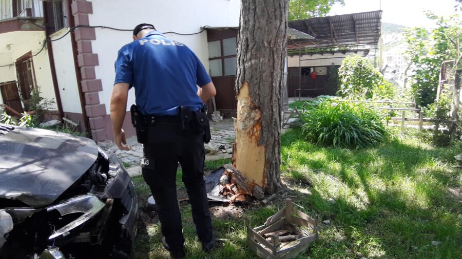 Mudurnu’da kontrolden çıkan otomobil bahçeye girdi. Ağaca çarparak duran otomobilin