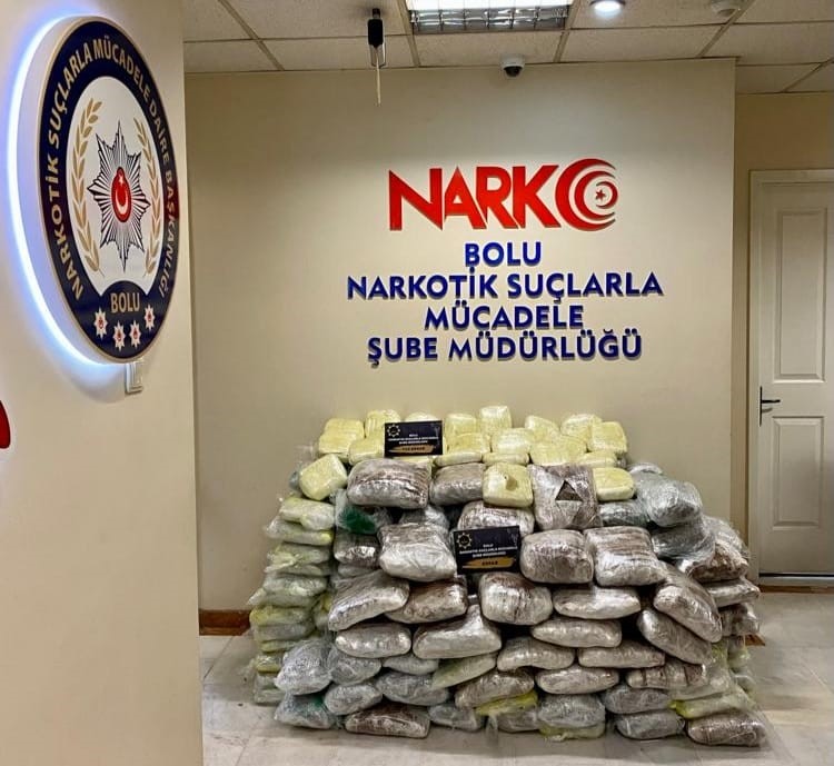 Bolu’da narkotik ekipleri 2 araca yönelik tarafından yapılan uyuşturucu operasyonunda