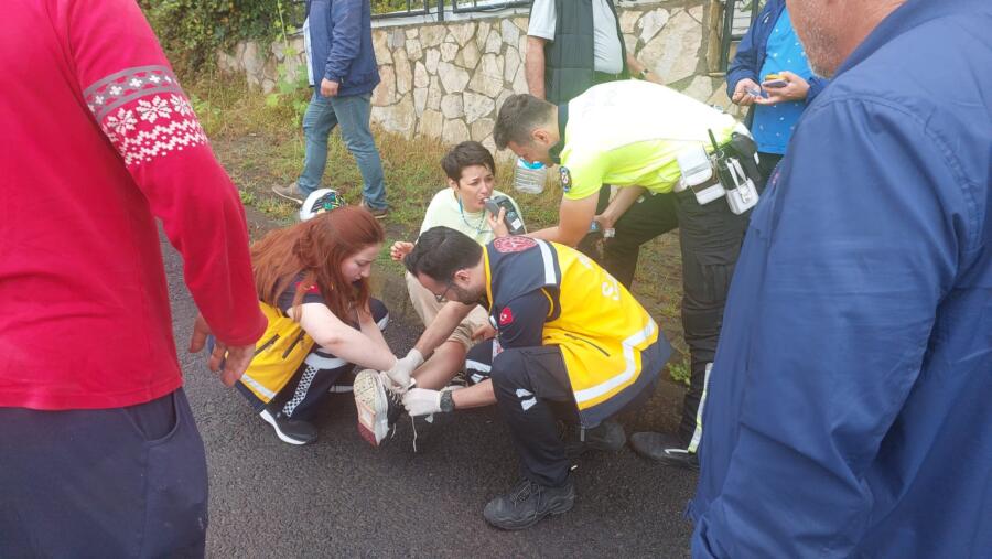 Zonguldak'ın Ereğli ilçesinde meydana gelen trafik kazasında otomobille çarpışan motosikletin