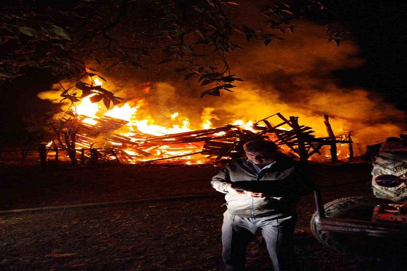 Bartın’ın Ulus ilçesinde gece yarısı meydana gelen yangında iki katlı