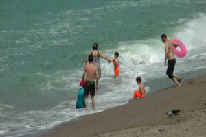 Düzce’nin Akçakoca ilçesinde sahiller ve konaklama yerleri bayram tatiline hazırlandı.