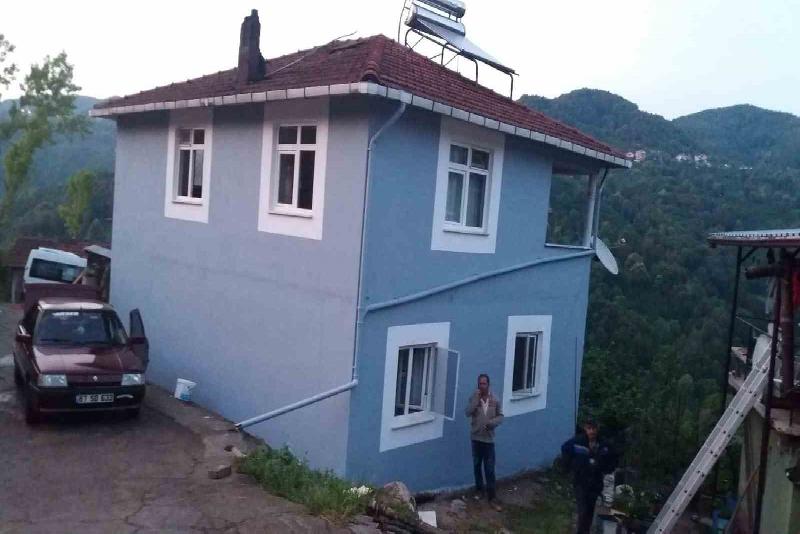 Alaplı’da eve yıldırım düştü tüm elektrik hatları yandı Zonguldak’ın Alaplı ilçesinin Gümeli Beldesinin Kale Mahallesi’nde, duvarına yıldırım düşen