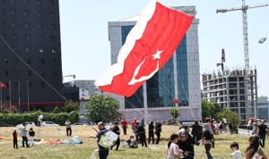 Bağcılar Belediyesi’nin düzenlediği Uçurtma Şenliği, renkli görüntülere sahne oldu. Engellilerden