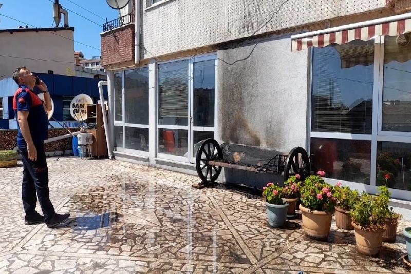 Zonguldak’ın Ereğli ilçesinde bir apartmanın terasında bulunan banka atılan izmarit