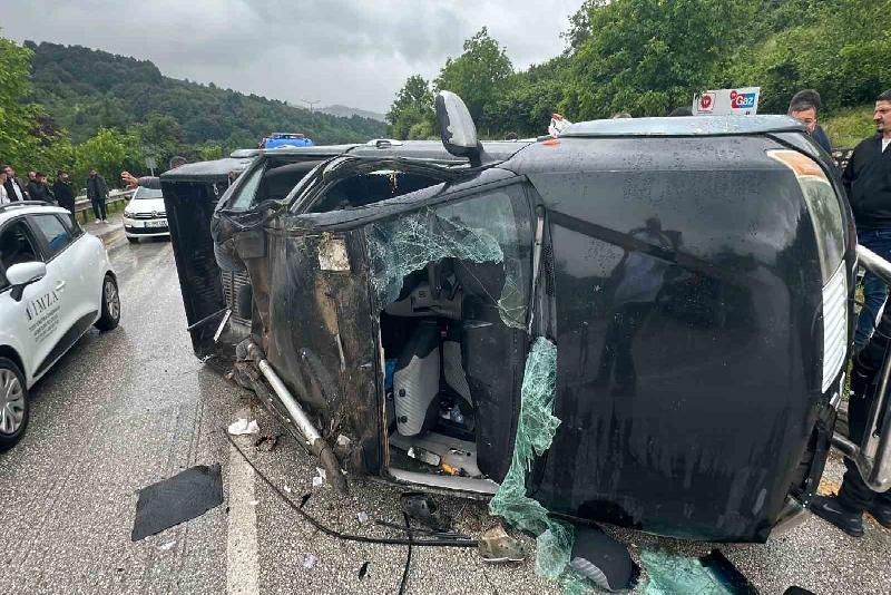 Bariyerlere çarpıp devrildi: 2 yaralı Düzce’de araç bariyerlere çarpıp yan döndü. Kazada yaralanan 2 kişi