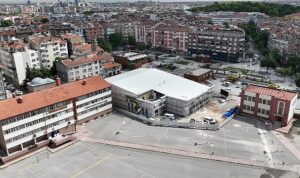 Konya Büyükşehir Belediyesi’nin tarihi Konya Lisesi bahçesinde yapımını sürdürdüğü konferans