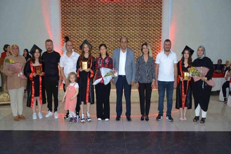 Başkan Demirtaş, Emin Ayhan Ortaokulu’nun mezuniyet törenine katıldı Zonguldak’ın Gülüç beldesinde gerçekleştirilen mezuniyet töreninde öğrenciler mezun olmanın heyecanını