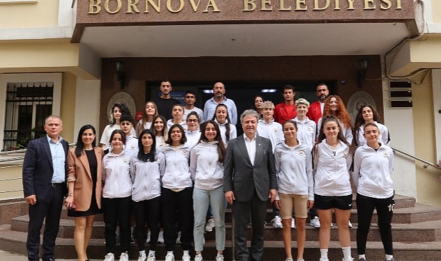 Kadınlar Futbol 2. Ligi’nden 1. Lig’e çıkmayı garantileyen namağlup Bornova