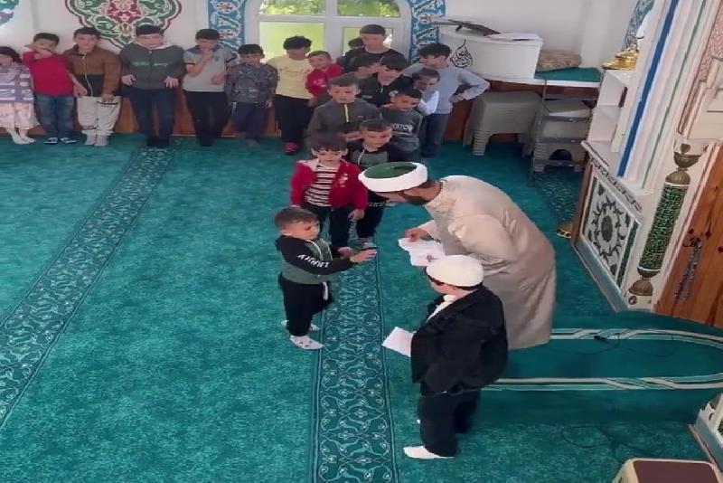 Bayram namazına gelen çocuklara sürpriz DÜZCE (İHA) – Düzce’de Kurban Bayramı namazı sonrasında bir cami
