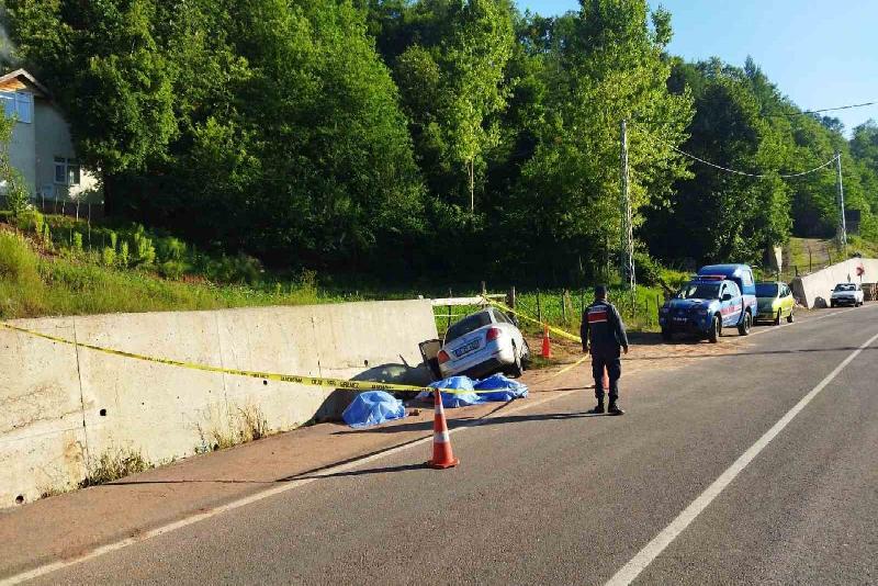 Bartın’da sürücüsünün kontrolünden çıkan otomobilin istinat duvarına çarpması sonucu 3