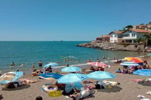 Zonguldak’ta Kurban Bayramın üçüncü gününde Kapuz Plajı vatandaşların akınına uğradı.