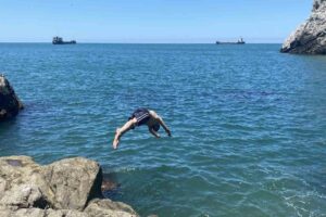 Zonguldak’ta bayramın birinci gününde vatandaşlar sıcak havanın tadını denize girerek