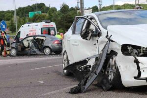 Bolu’da D-100 karayolunda iki otomobilin çarpışması neticesinde meydana gelen kazada