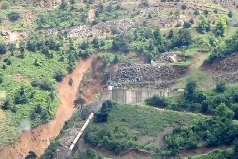 Bolu’da etkili olan kuvvetli yağış Mudurnu ilçesinde iki farklı noktada