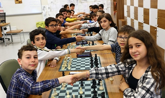Çankaya Belediyesi Çankaya Evlerinde eğitim gören çocuklar satranç turnuvasında birbirleriyle