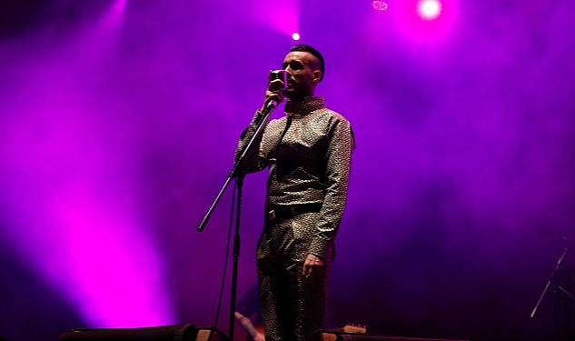 Cem Adrian’dan Duygu Yüklü Bir Sahne Performansı Türkiye’nin en sevilen sanatçılarından Cem Adrian, önceki gün Turkcell Vadi