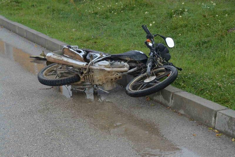 Kastamonu’nun Taşköprü ilçesinde motosiklet kayarak metrelerce sürüklendi. Motosikletten savrulan 3