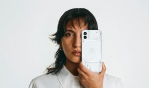 Transparan arka kapak tasarımı ve LED ışıklarıyla farklı tasarımı güçlü