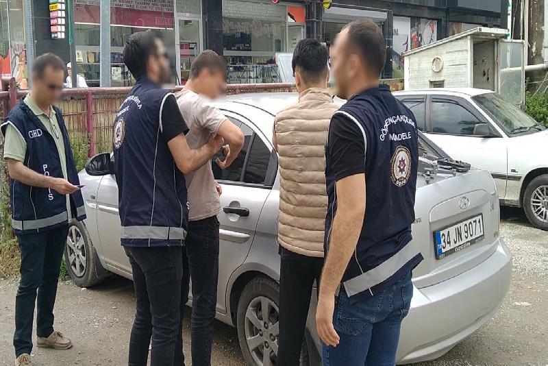 DÜZCE (İHA) – Düzce’de düzenlenen uygulamada yakalanan 14 kaçak göçmen,