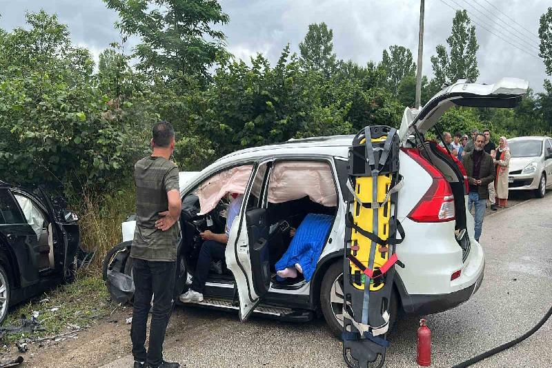 Düzce’de iki farklı noktada meydana gelen ve 5 aracın karıştığı