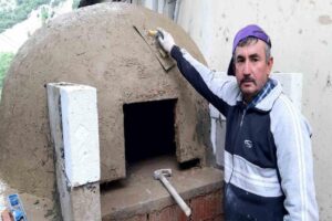 Bolu’nun Mudurnu ilçesinde geleneksel yöntemlerle fırın yaptırmak isteyen vatandaşlar soluğu