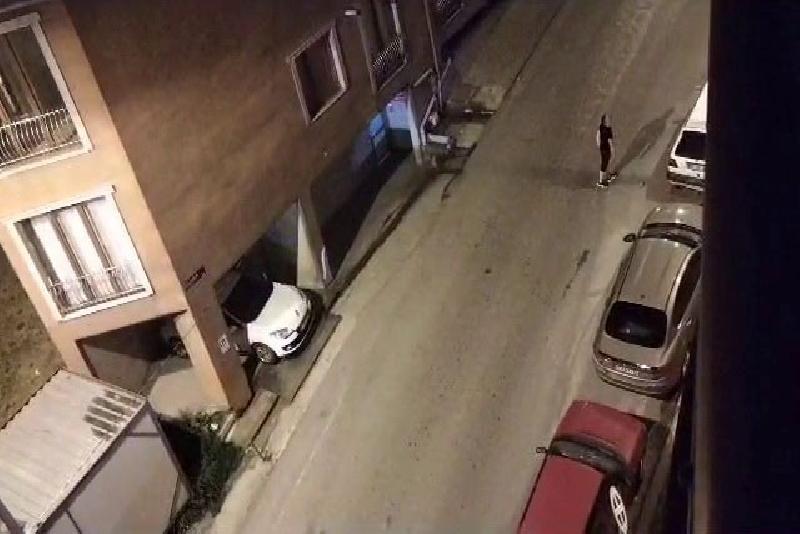 Önce evleri taşladı sonra arabalara saldırdı Zonguldak’ta Kadırga Caddesi’nde alkollü olduğu öğrenilen bir şahıs, meskenlerin camlarını