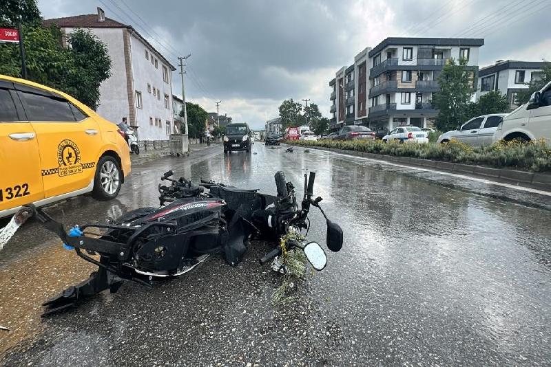 Düzce’de otomobilin çarpması neticesinde ağır yaralanan elektrikli bisikletin sürücüsü, kaldırıldığı