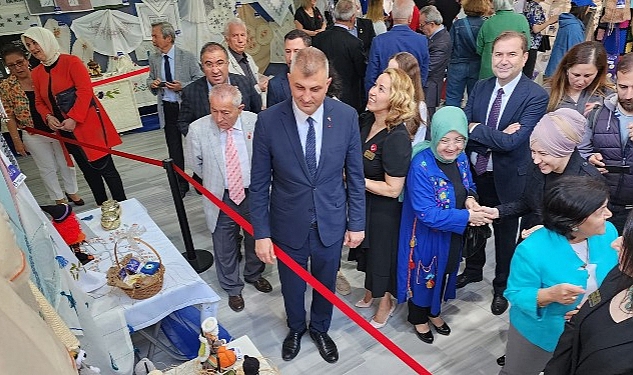 Gölcük Belediyesi Sanat Galerisi’nde açılan el sanatları kurslarında eğitim gören