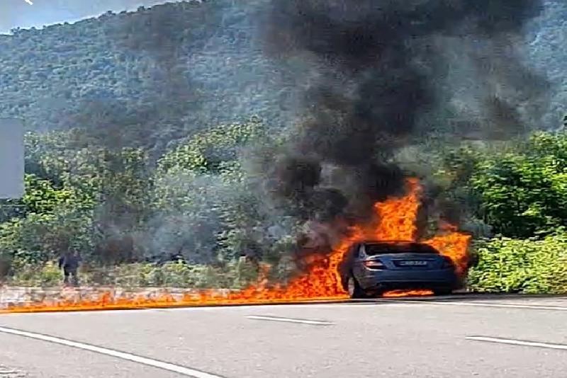 Zonguldak’ın Karaman beldesinde gurbetçinin aracı bilinmeyen bir nedenle alevlere teslim